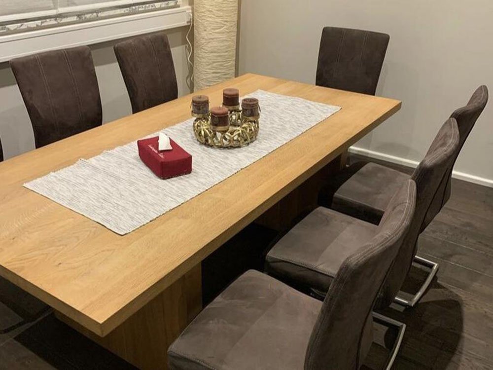 Beratungsraum für Trauergespräche – Müther-Bestattungen Heller Beratungsraum mit Holztisch bei Müther-Bestattungen in Gütersloh